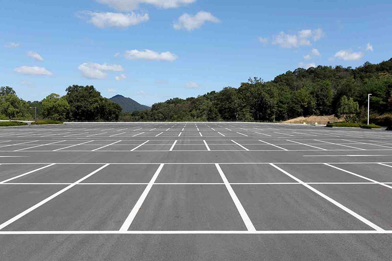 Photo de place de parking avec bande blanche