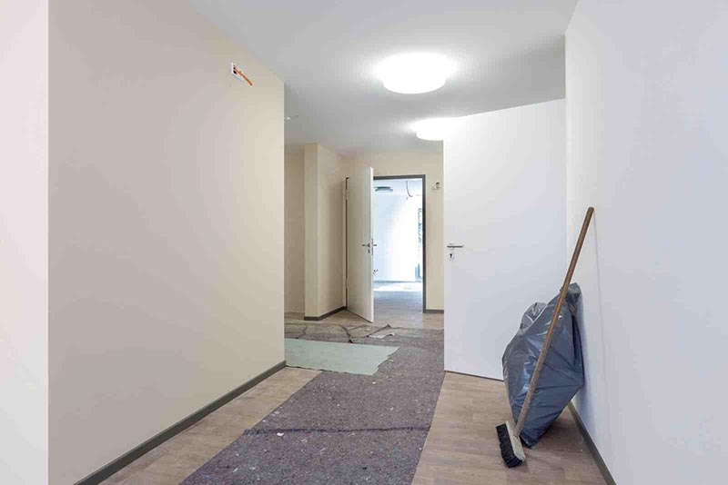 Photo de la peinture intérieur d'un appartement neuf terminée, protection