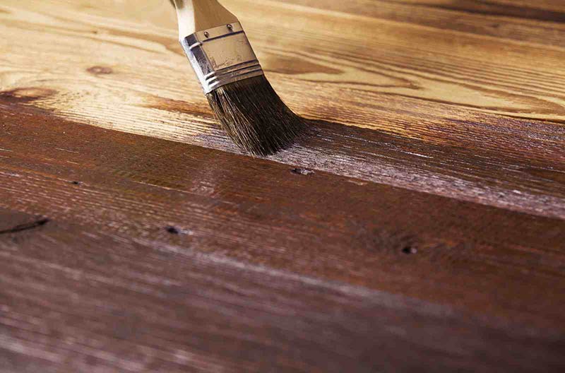 Photo de teintage de bois au pinceau