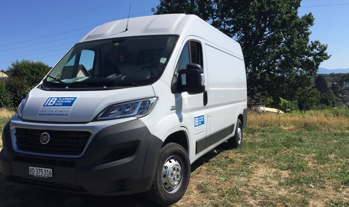 Photo d'une camionnette d'IB plâtrerie peinture Sàrl à lausanne